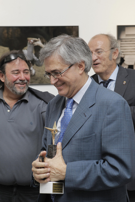 Nemesio Rodríguez recibiendo el premio. Foto: Ángel Trotter
